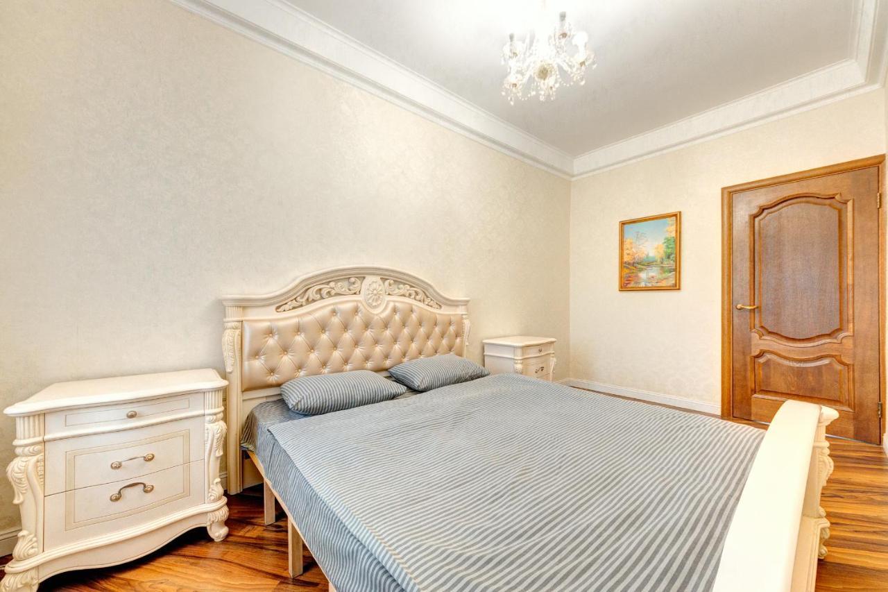 With 3 Near Palace Ukraine Apartment