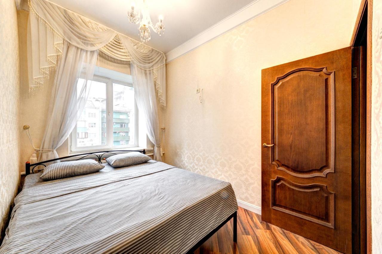 With 3 Near Palace Ukraine * Киев