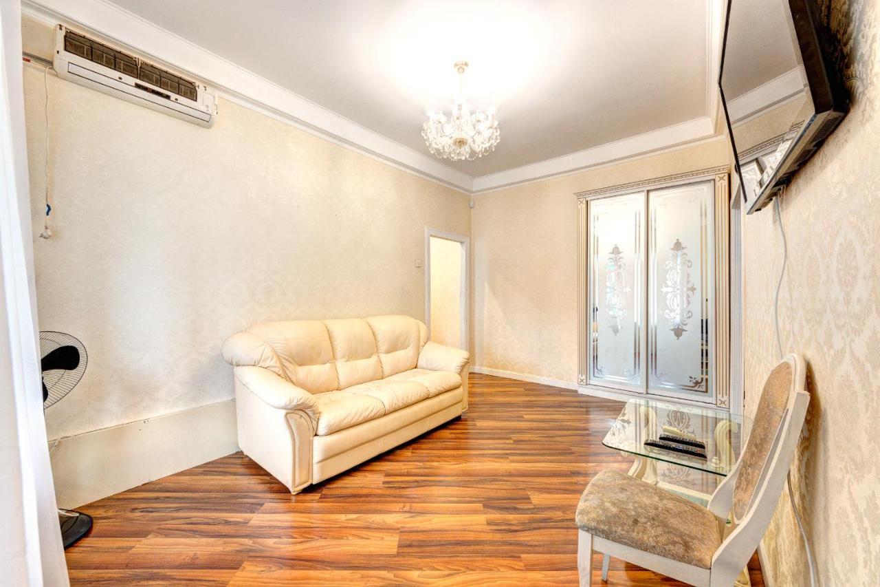With 3 Near Palace Ukraine Apartment *