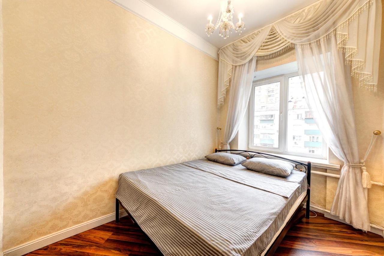 With 3 Near Palace Ukraine Апартаменты