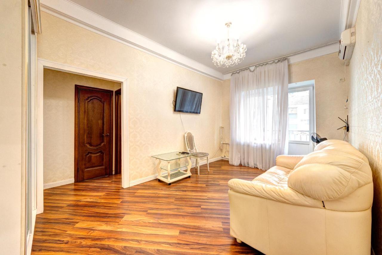 With 3 Near Palace Ukraine Киев
