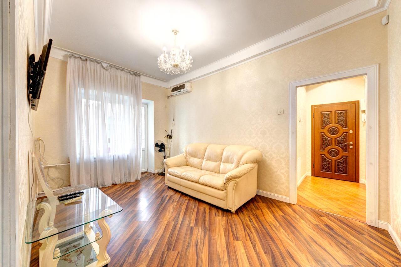 Apartment With 3 Near Palace Ukraine
