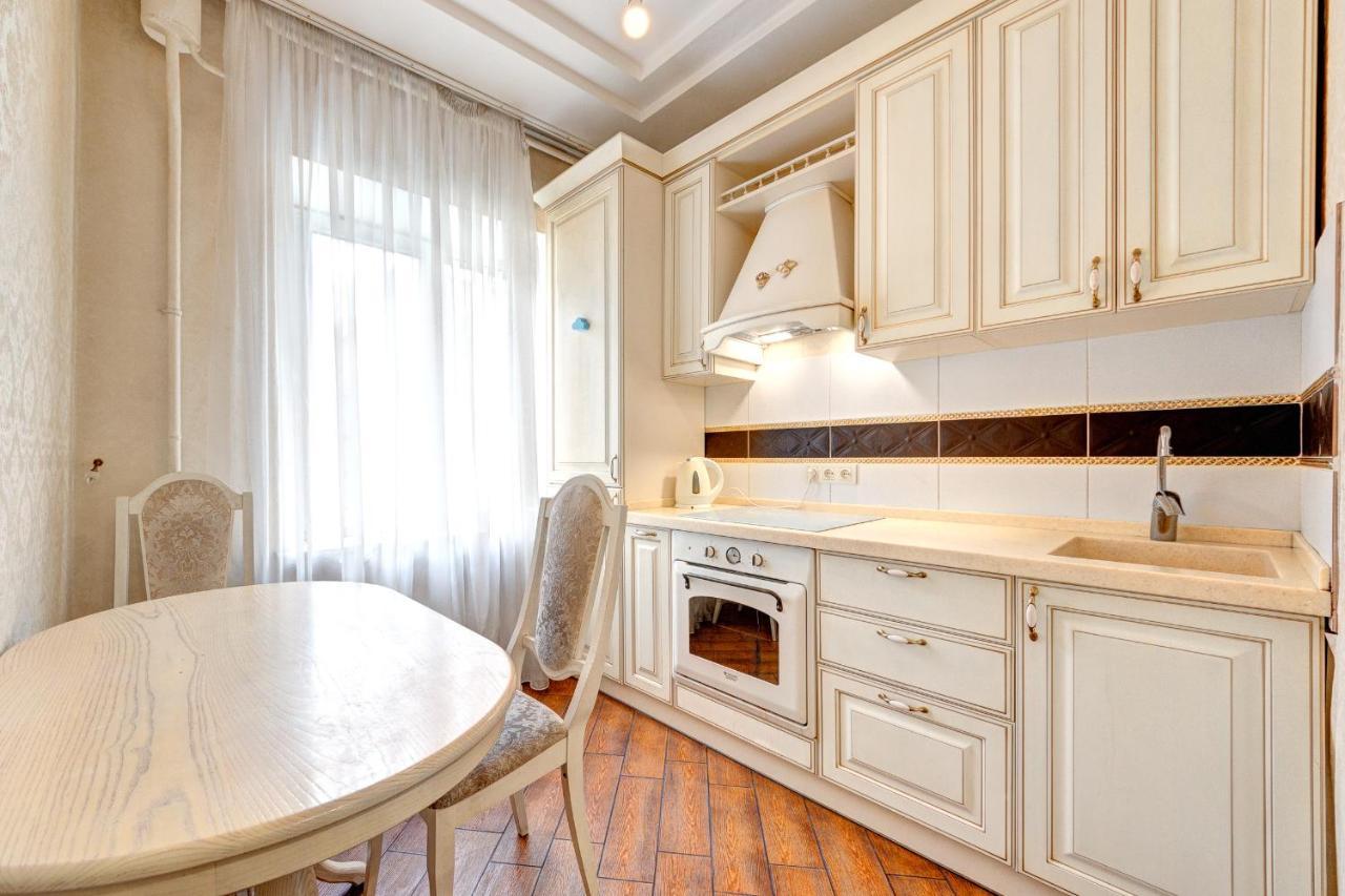 Apartment With 3 Near Palace Ukraine *