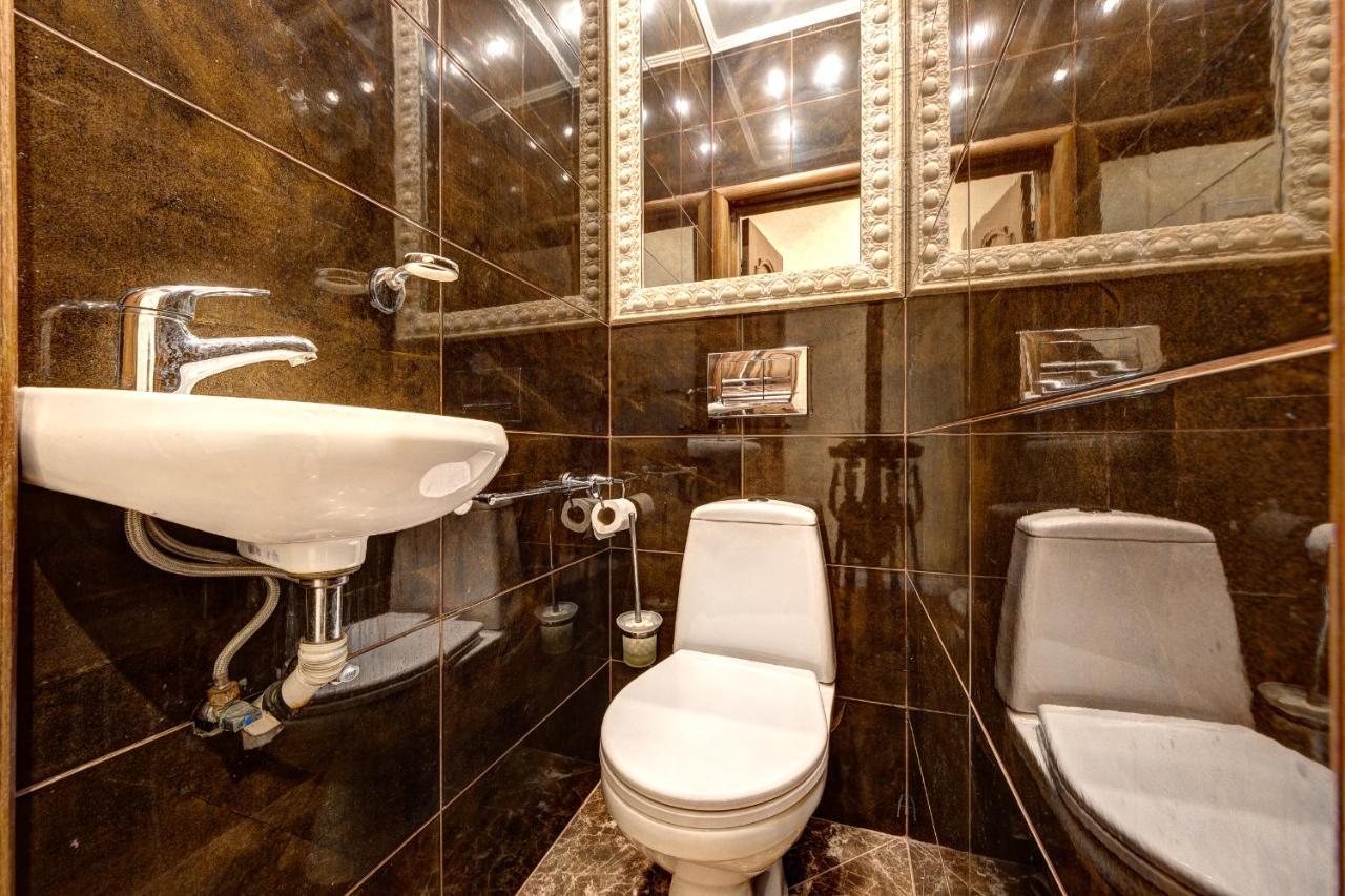 With 3 Near Palace Ukraine Апартаменты