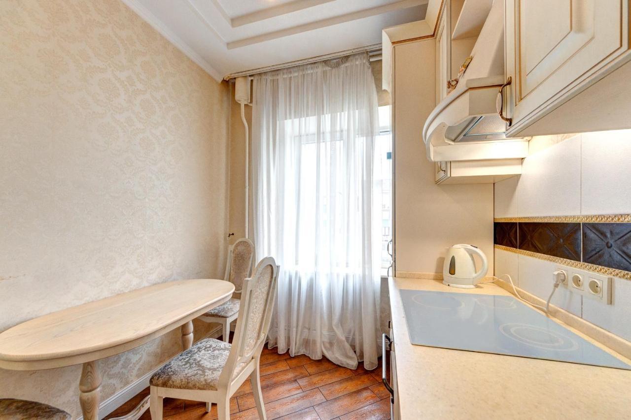 With 3 Near Palace Ukraine Киев