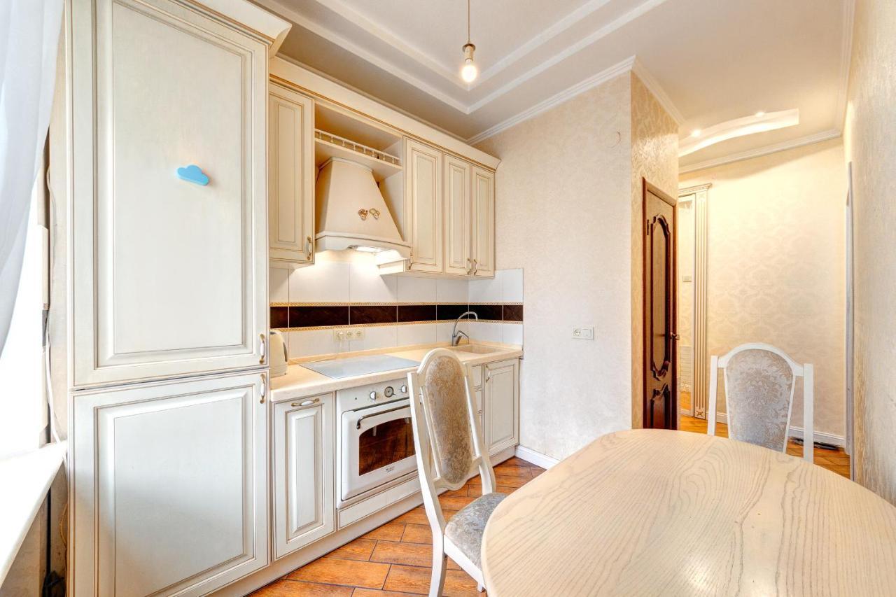 With 3 Near Palace Ukraine Апартаменты