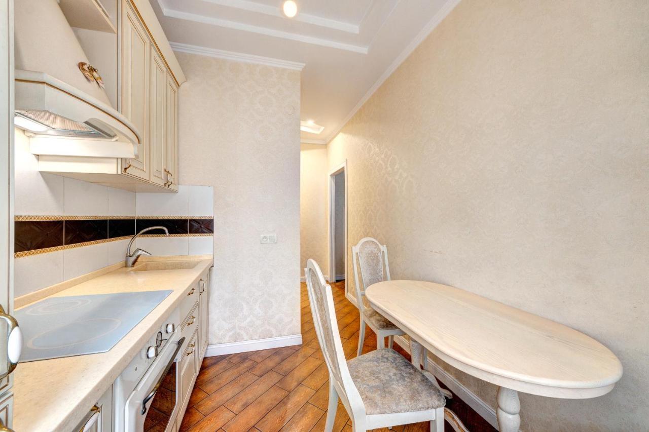 Apartment With 3 Near Palace Ukraine